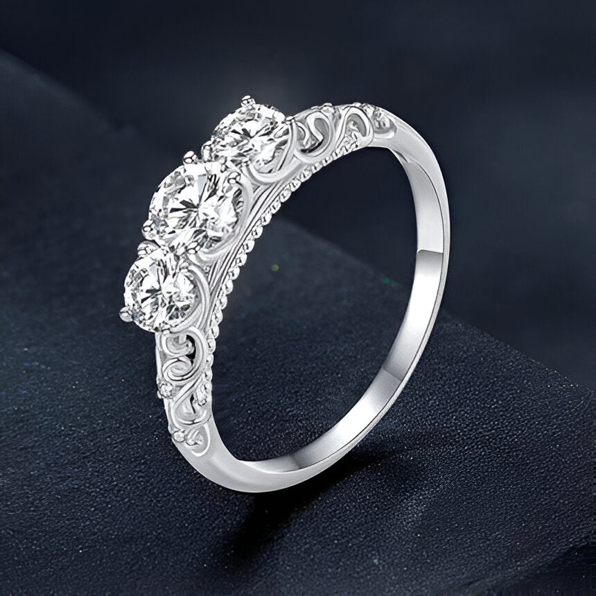 Bague de fiançailles en argent 925 Triple Diamants, vue latérale. Design raffiné avec diamants de moissanite et finition plaquée or blanc 18K.
