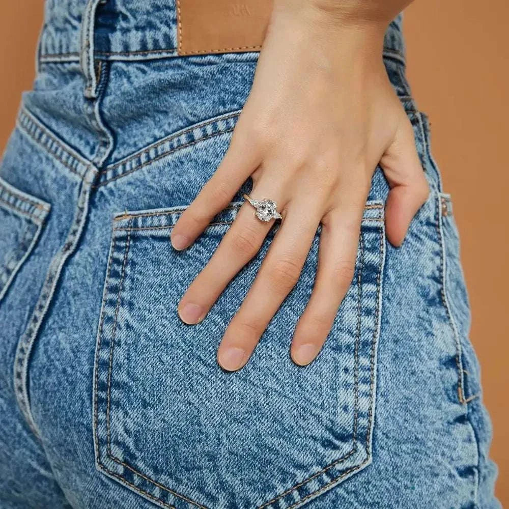 Bague de fiançailles en or blanc portée avec audace – look moderne et bijou en zircon scintillant – La Petite Rebelle