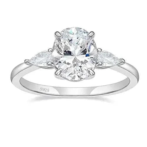 Bague de fiançailles en or blanc scarabée de diamant sur fond blanc – éclat pur du zircon sur argent plaqué or blanc – La Petite Rebelle