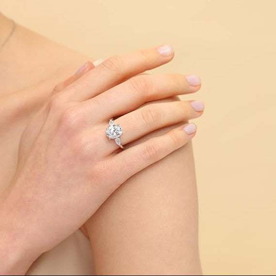 Main féminine portant une bague de fiançailles en or blanc scarabée de diamant – élégance intemporelle signée La Petite Rebelle