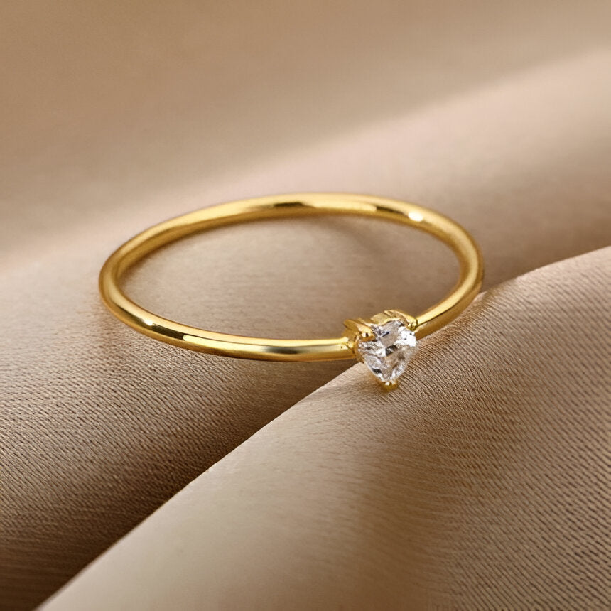 Bague de fiançailles en or cœur élégant, vue de dessus, avec diamant de zircon cubique et plaquage or 14K, un bijou raffiné pour un moment spécial - La Petite Rebelle