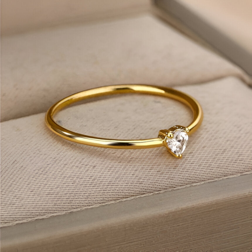Bague de fiançailles en or cœur élégant posée sur un écrin, diamant de zircon cubique et plaquage or 14K, idéale pour un cadeau précieux - La Petite Rebelle