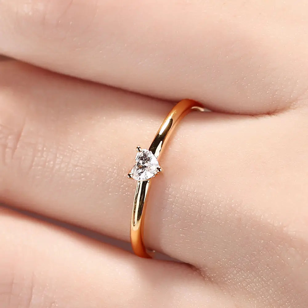 Bague de fiançailles en or cœur élégant, portée par une femme, diamant de zircon cubique et plaquage or 14K, élégance pure pour un engagement éternel - La Petite Rebelle