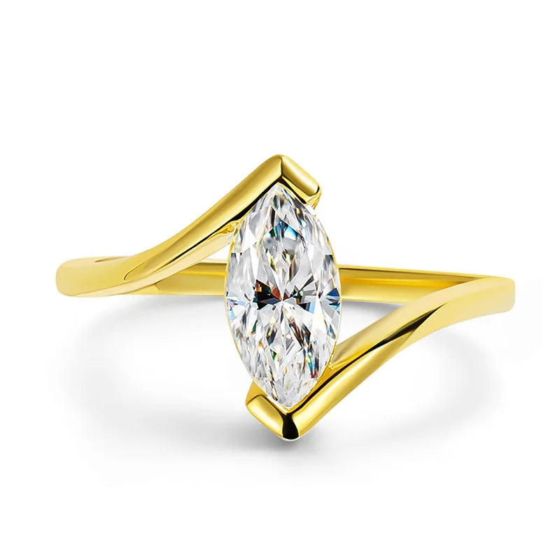 Bague de fiançailles en or 18K avec diamant de moissanite, vue de face sur fond blanc. Élégance intemporelle en argent sterling 925, idéale pour un engagement unique.