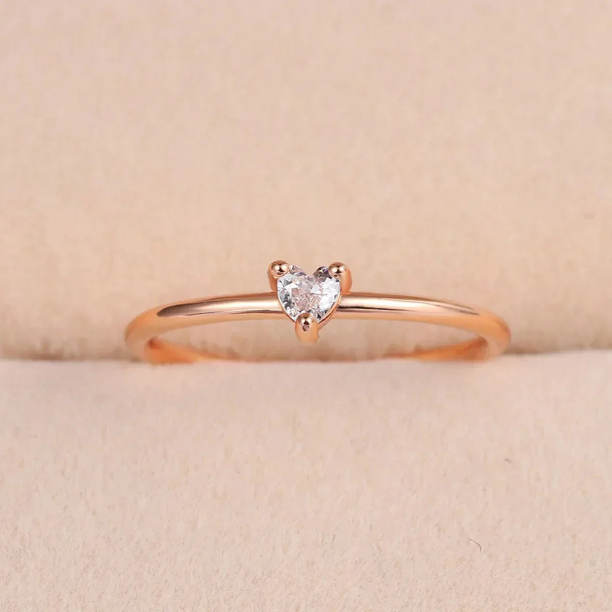 Bague de fiançailles en or rosé cœur élégant dans son écrin, diamant de zircon cubique, plaquage or rosé 14K, une pièce précieuse et intemporelle - La Petite Rebelle