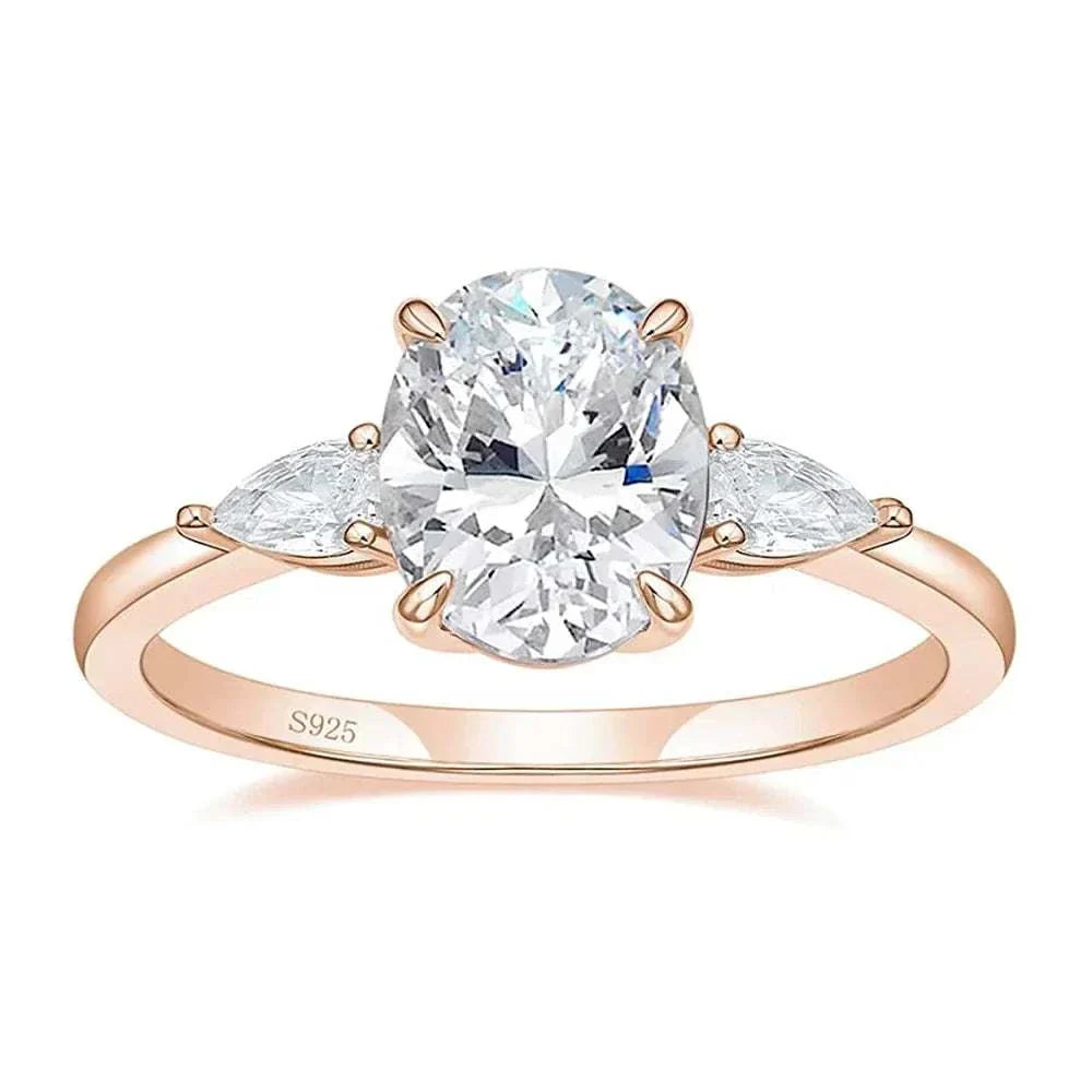 Bague de fiançailles en or rosé scarabée de diamant sur fond blanc – raffinement et douceur pour une demande inoubliable – La Petite Rebelle