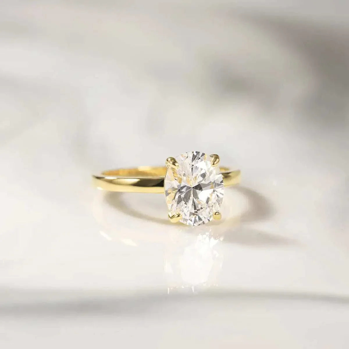 Bague Serres d'Aigle vue latérale, fond réfléchissant, plaquage or 14K, diamant zircon cubique étincelant
