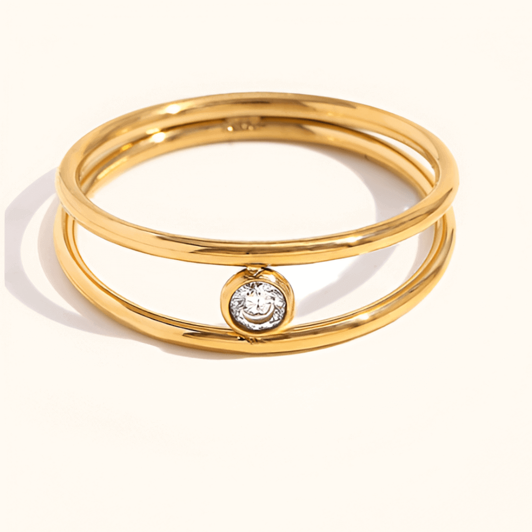 Bague de fiançailles en acier inoxydable doré sertie de diamant naturel vue de face.