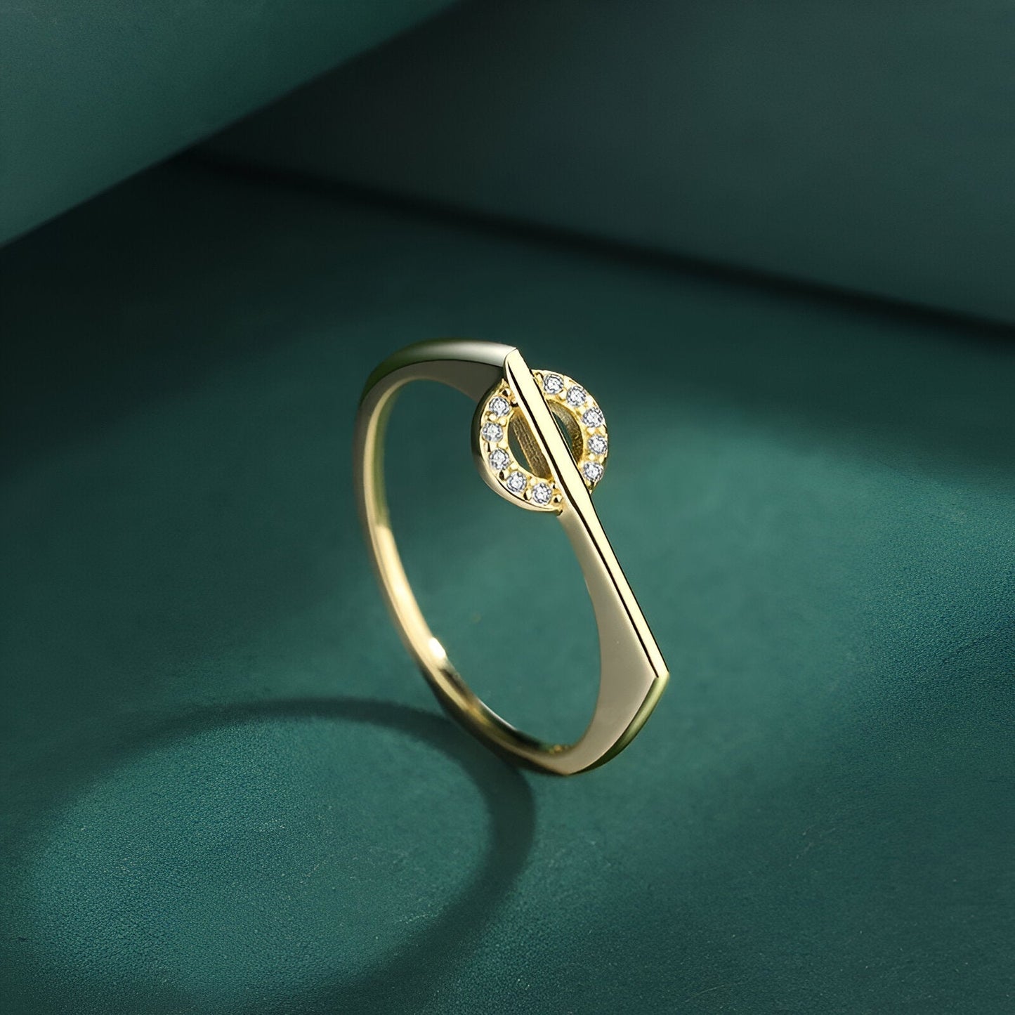 Bague de fiançailles en or jaune et diamants naturels debout.