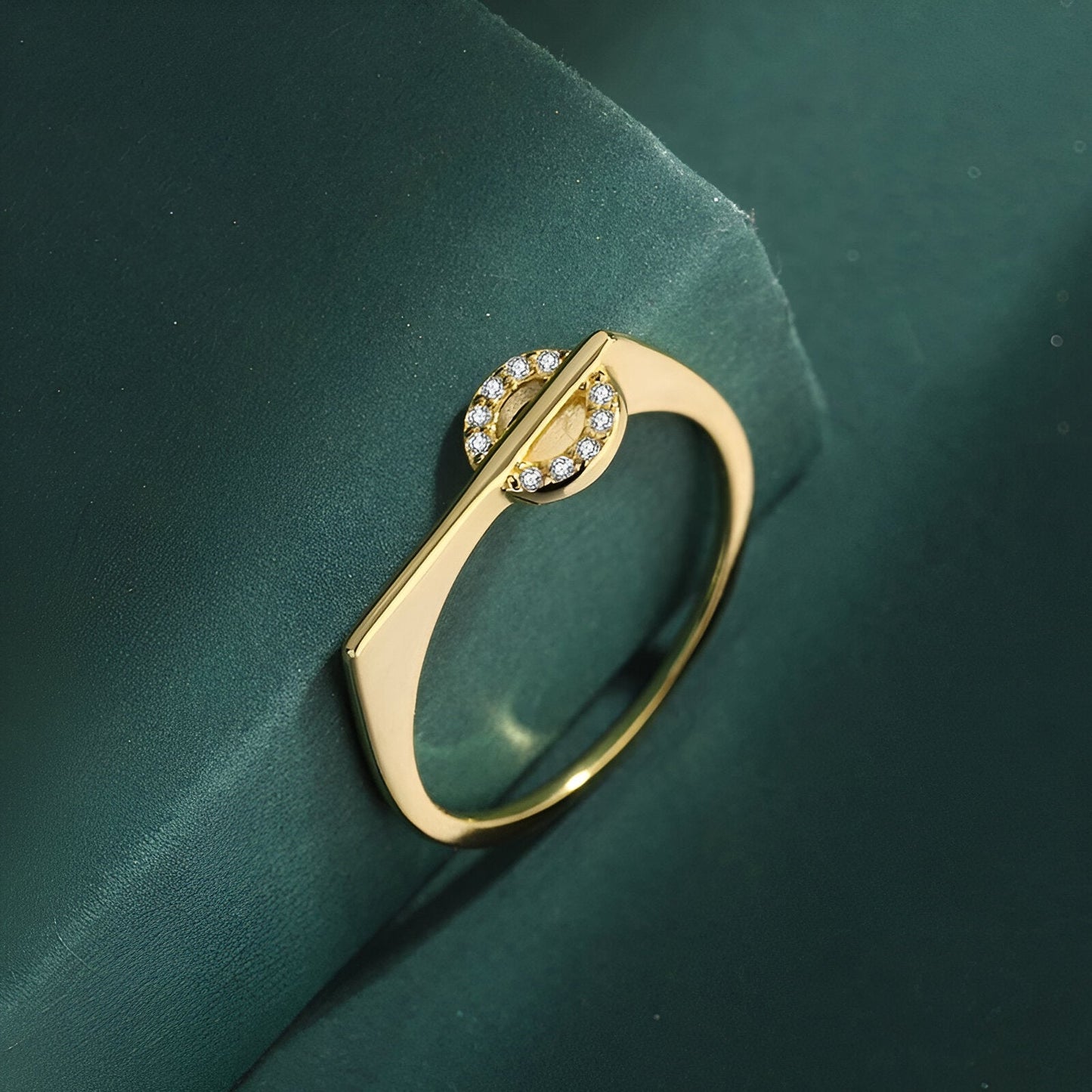 Bague de fiançailles en or jaune et diamants naturels vue du dessus.