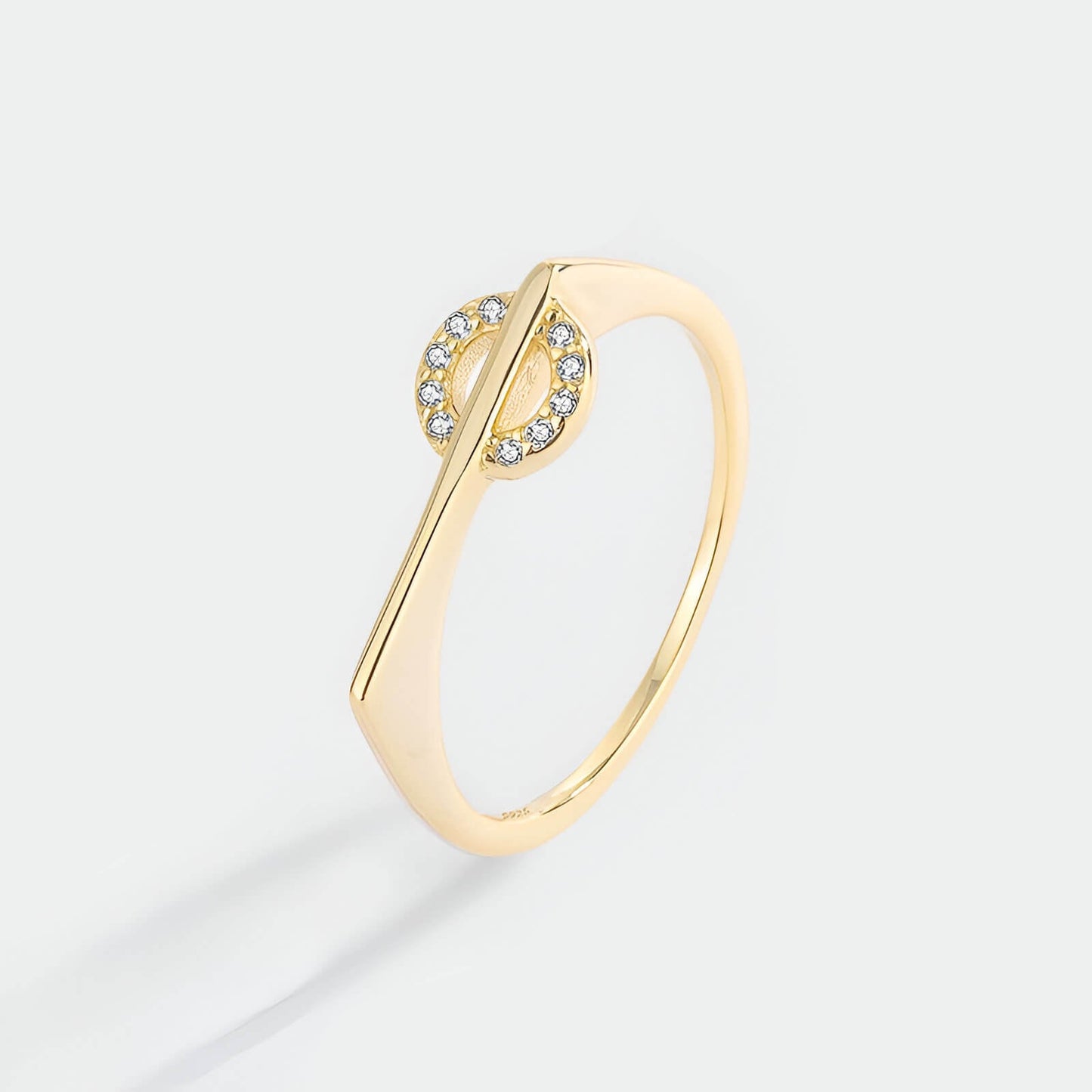 Bague de fiançailles en or jaune et diamants naturels sur fond gris clair.