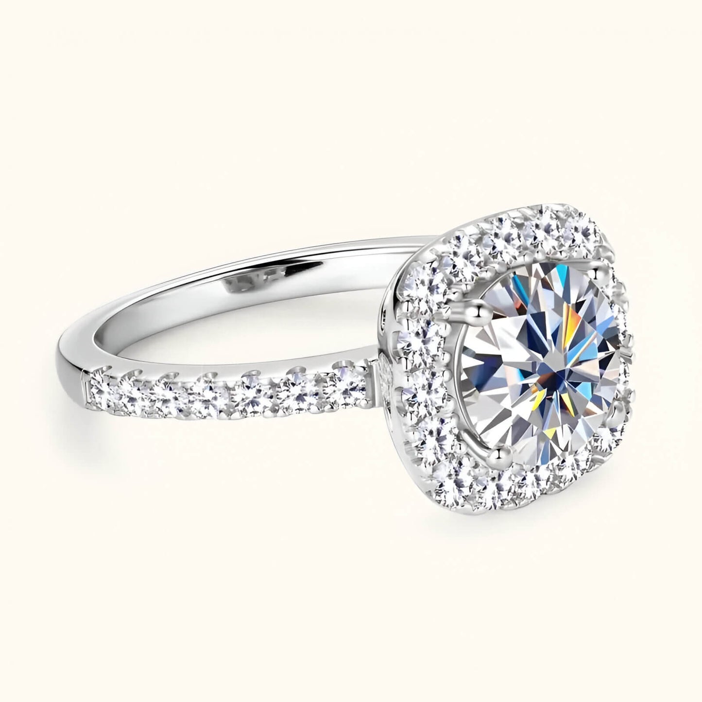 Bague de fiançailles en or blanc sertie de diamants synthétiques et naturels vue de côté.