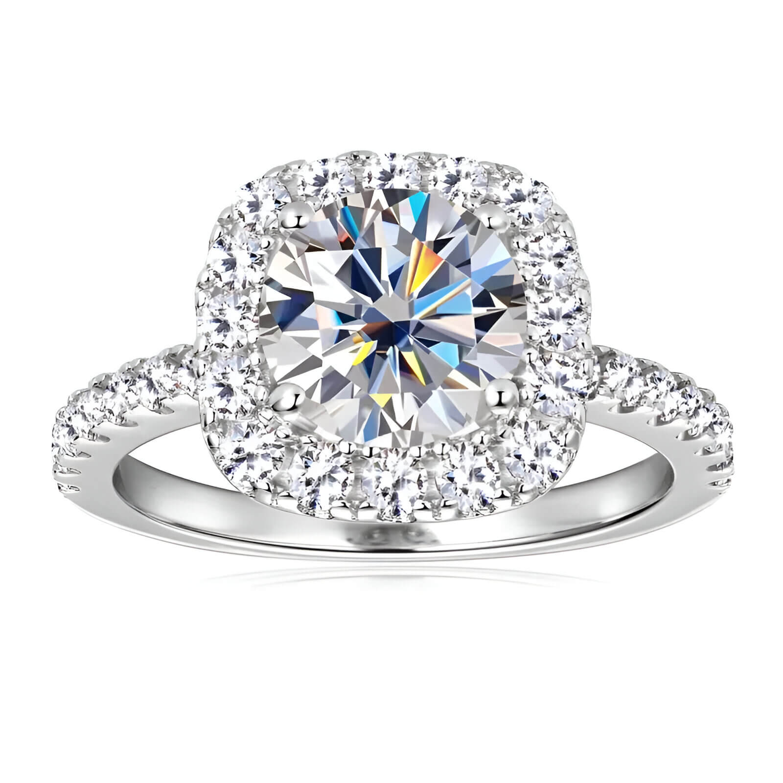 Bague de fiançailles en or blanc sertie de diamants synthétiques et naturels sur fond blanc.