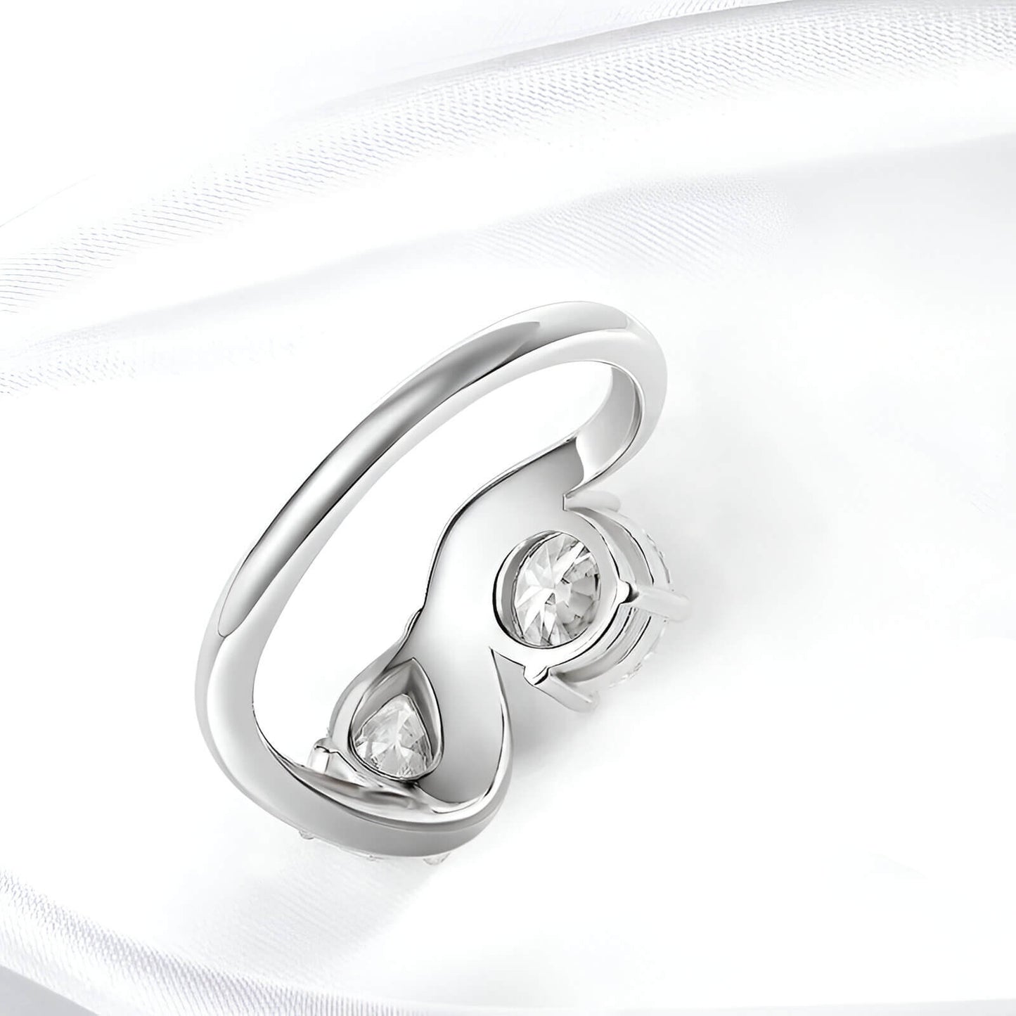 Bague de fiançailles en or blanc et diamant synthétique vue de dos.