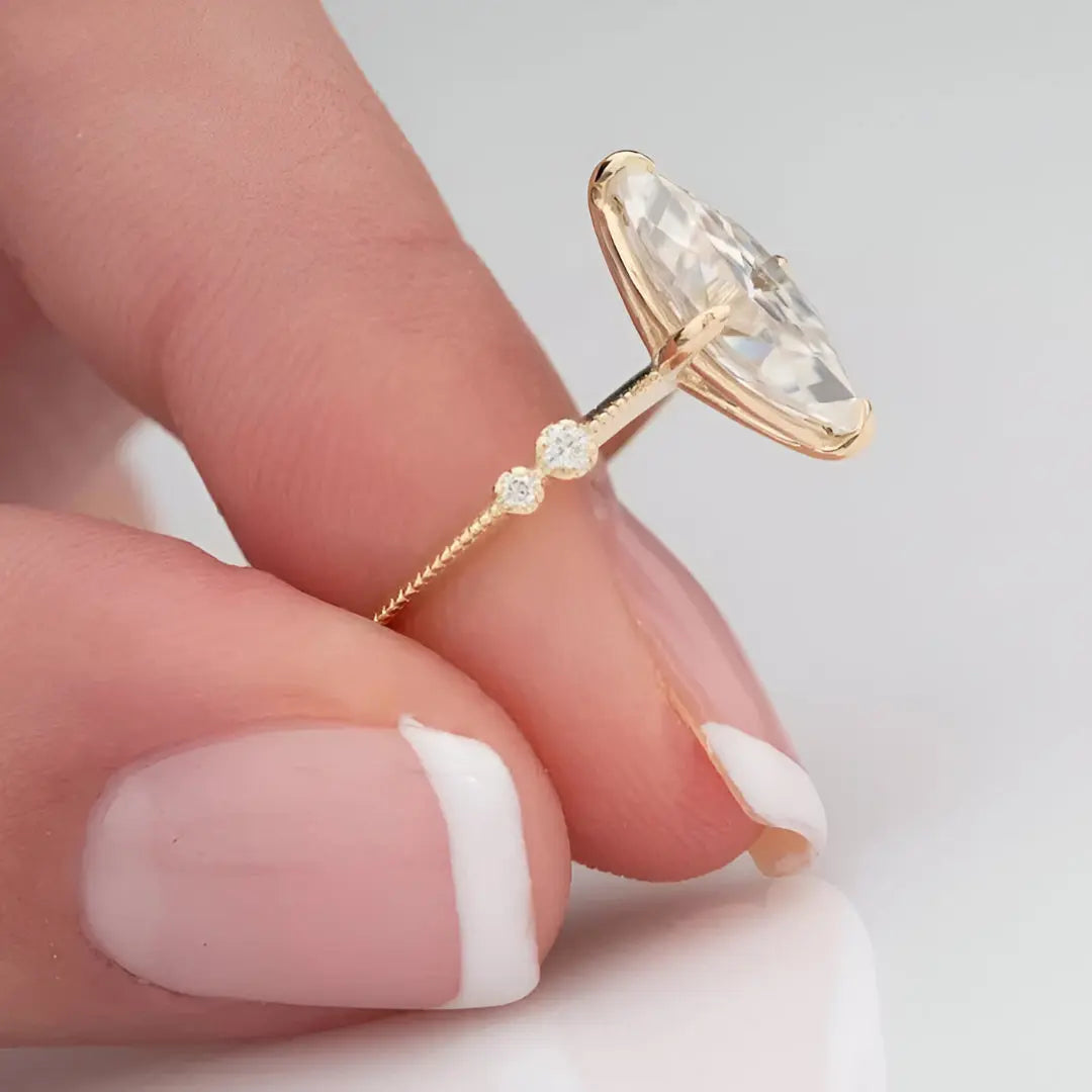 Bague de fiançailles en or plaqué 18K avec diamant ovale, portée par une femme, vue latérale, affichant toute la beauté et l'élégance du design.