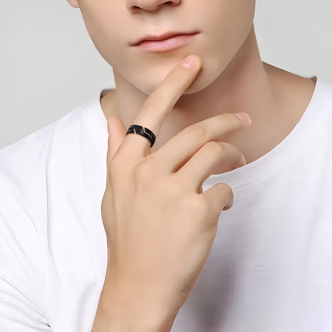 Bague acier inoxydable variante noir portée au doigt d'un homme.