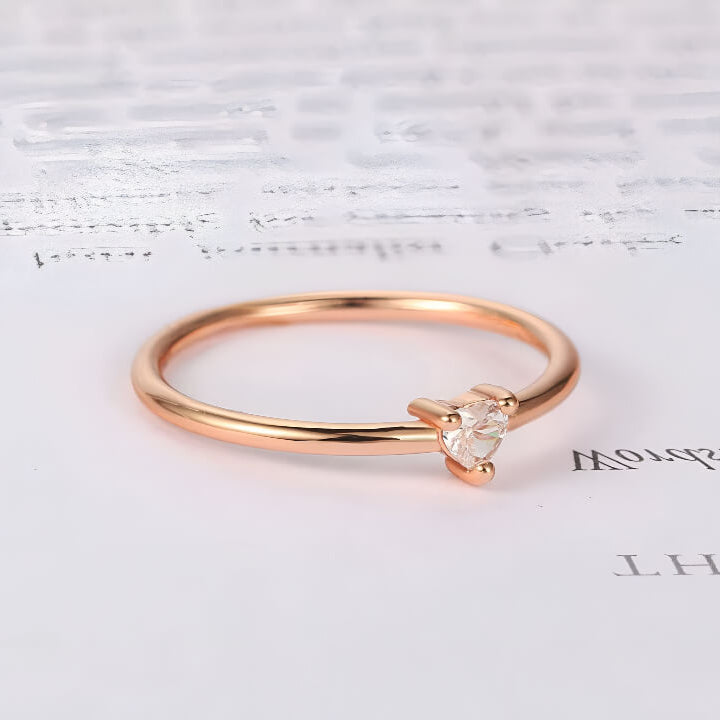 Bague fantaisie en or rosé et oxyde de zirconium vue de coté.