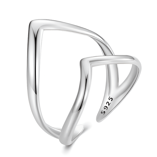 Bague fantaisie ouverte en or blanc sur fond blanc.