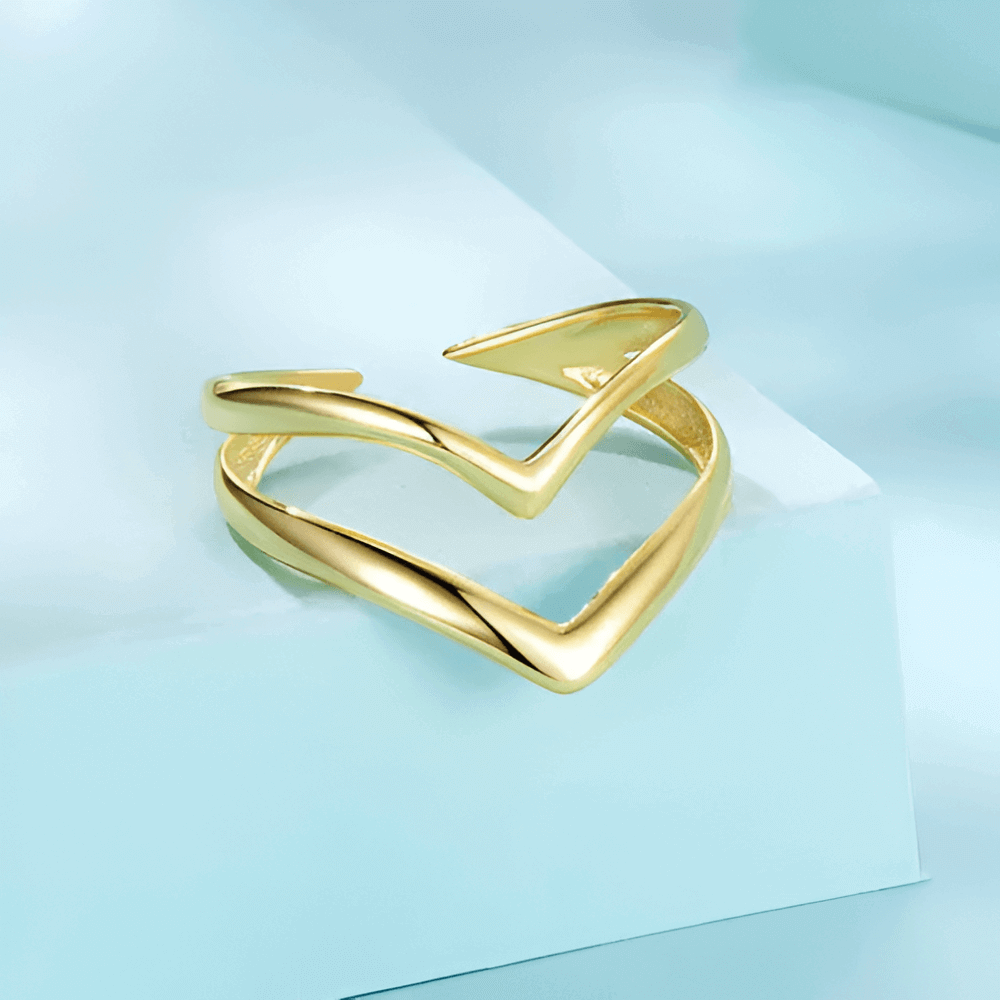 Bague fantaisie ouverte en or jaune à plat.