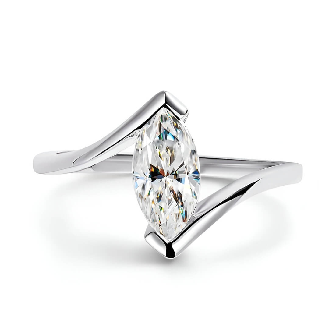 Bague moissanite marquise solitaire en argent à plat vue de face sur fond blanc.