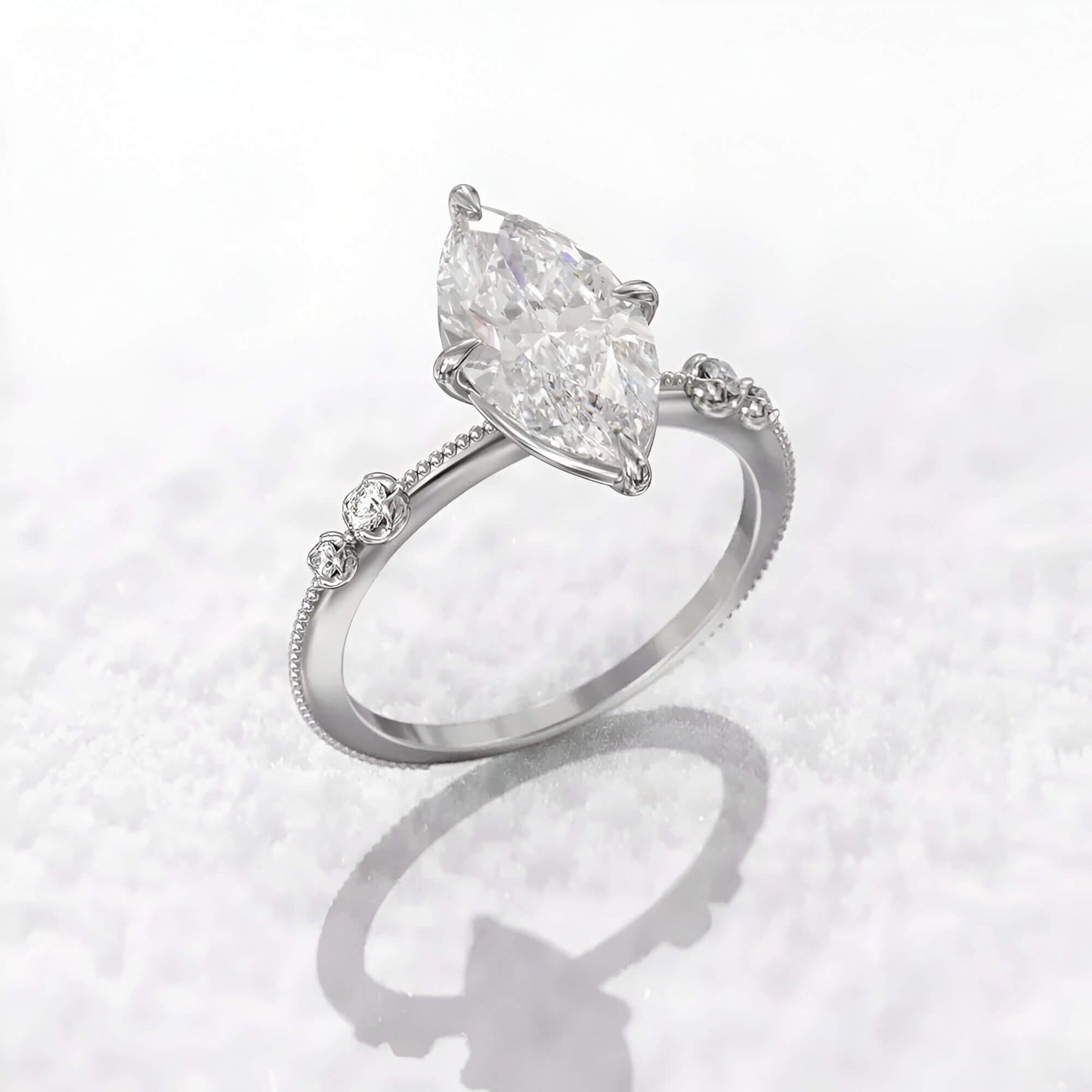 Vue de loin de la bague solitaire diamant ovale en argent vue de trois quarts sur fond nuageux.