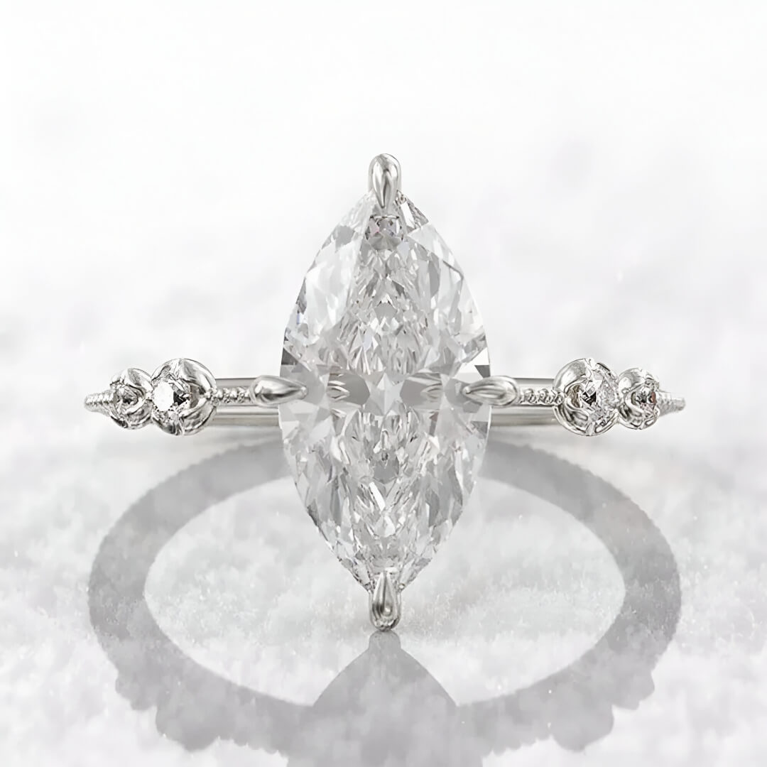 Bague solitaire diamant ovale en argent à plat vue de face sur fond nuageux.