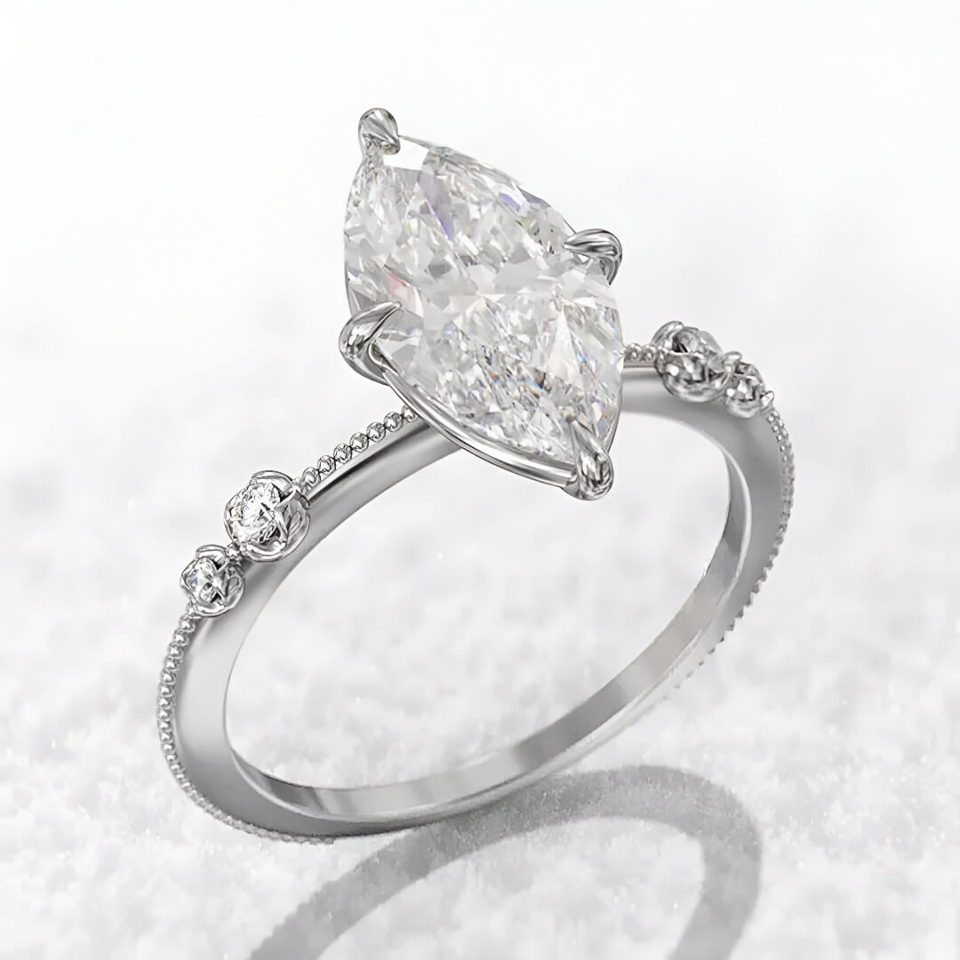 Bague solitaire diamant ovale en argent vue de trois quarts sur fond nuageux.