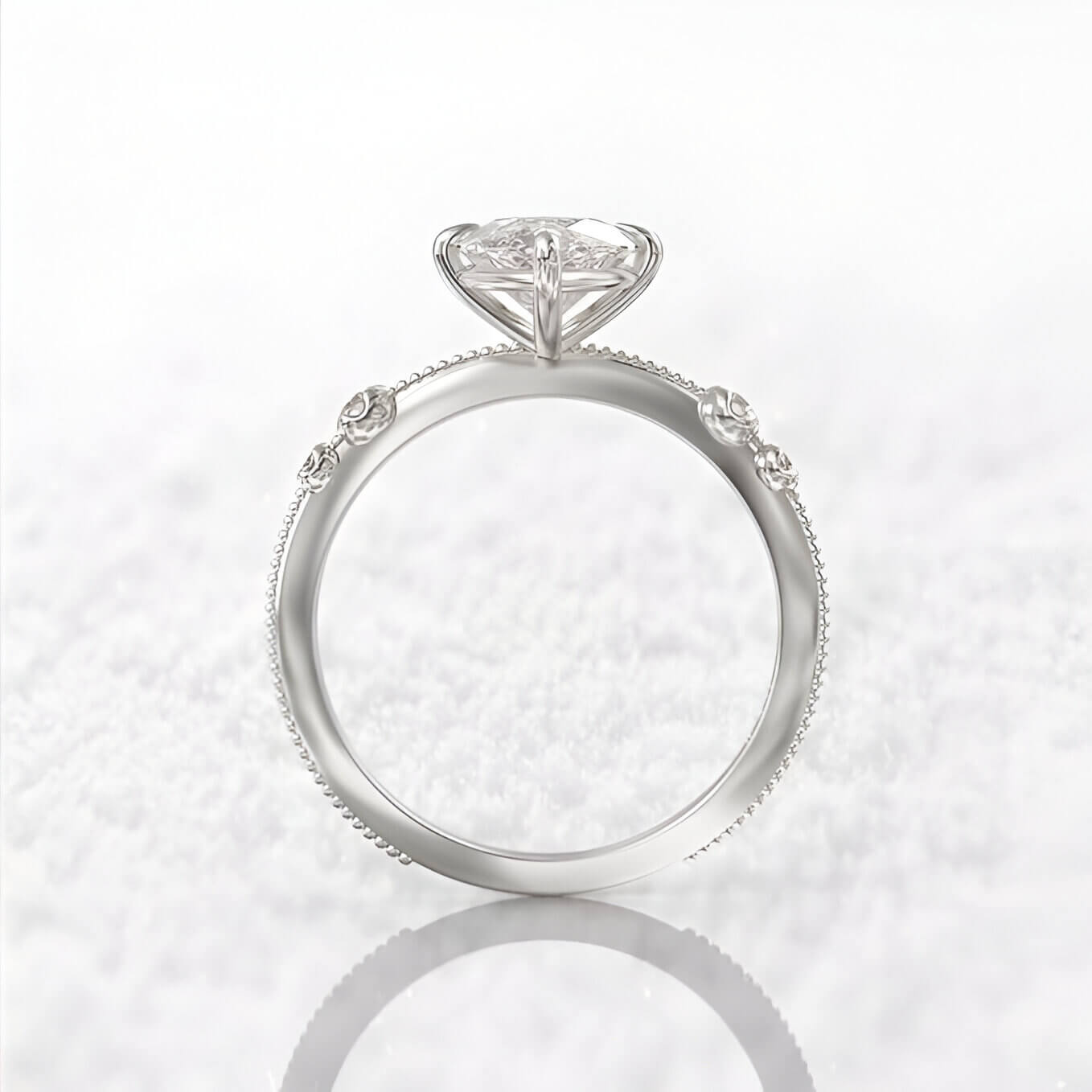 Bague solitaire diamant ovale en argent vue latérale sur fond nuageux.