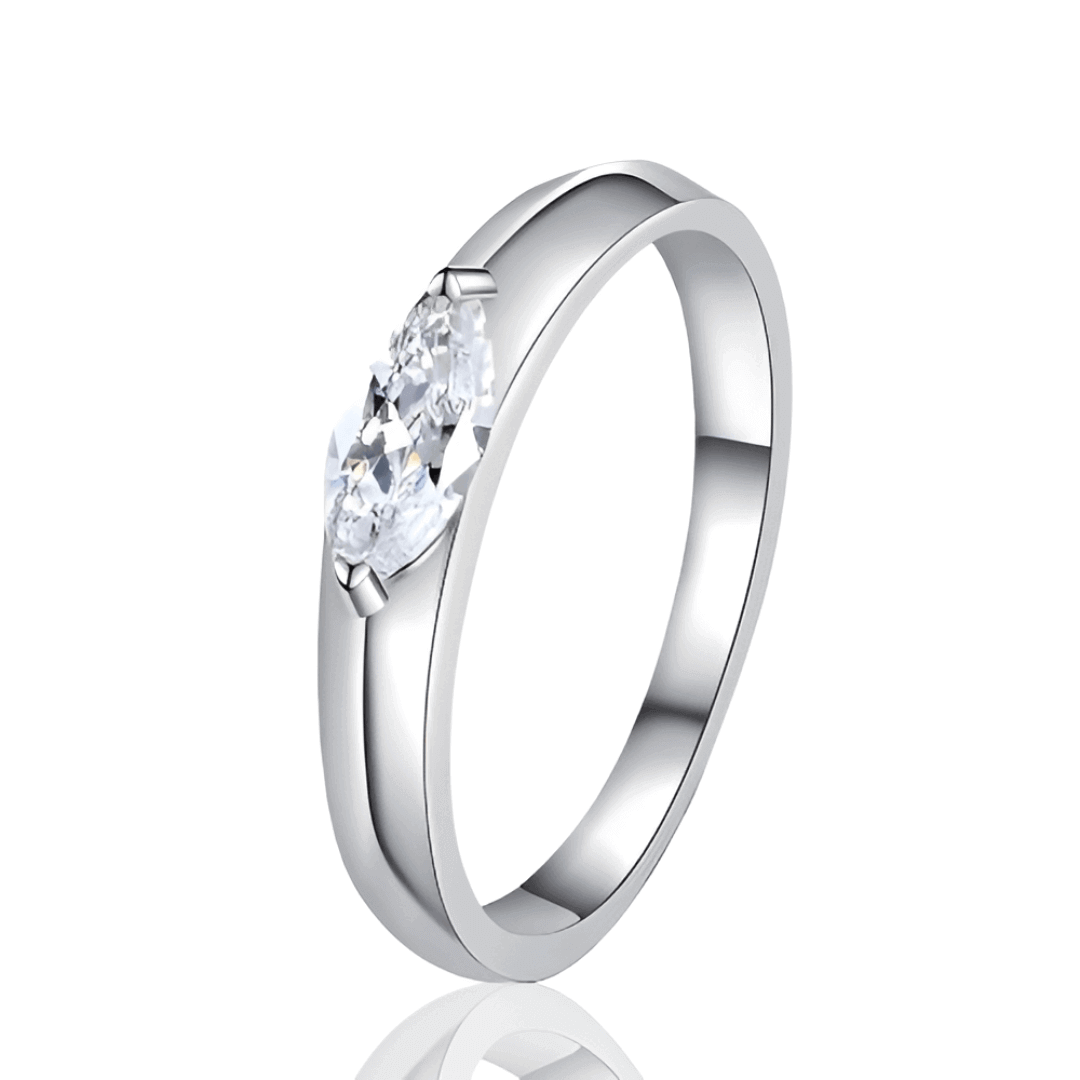 Bague Solitaire Dune de Diamant debout sur fond blanc.