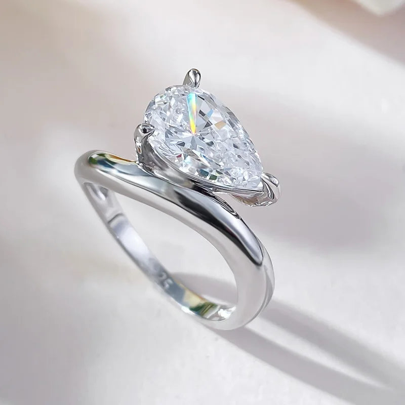 Bague solitaire goutte de lumière en argent debout vue du dessus.