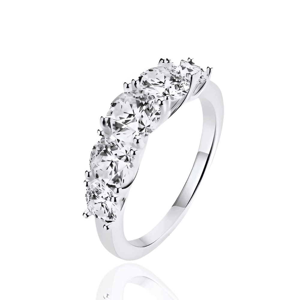 Bague alignement de diamants en argent debout sur fond blanc.
