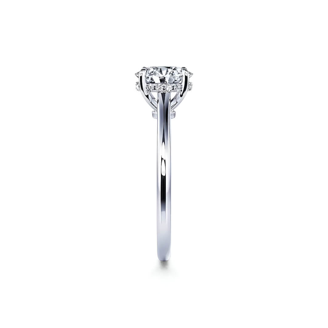 Bague solitaire multi-diamants en argent vue de profil sur fond blanc.