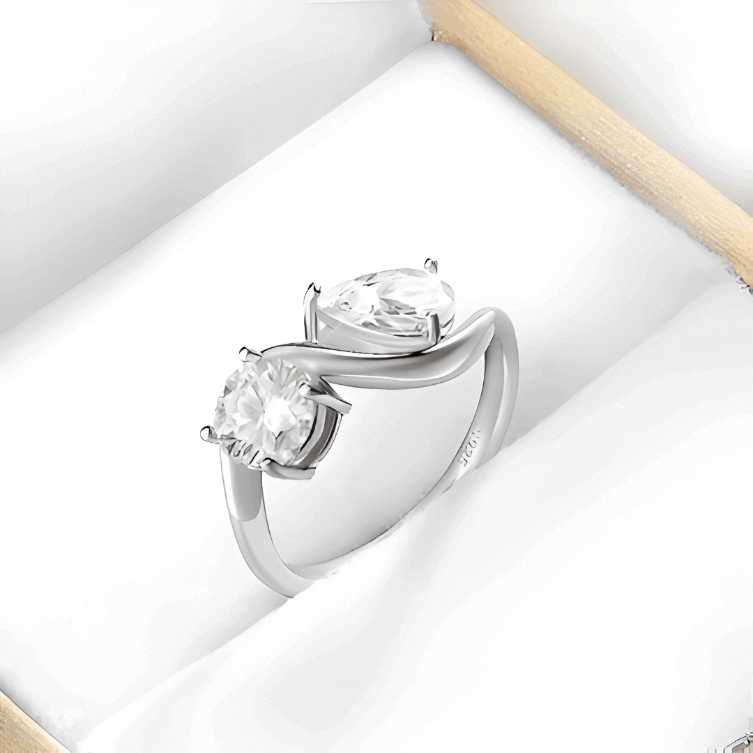 Bague ondulée paire de diamants posée dans son écrin.
