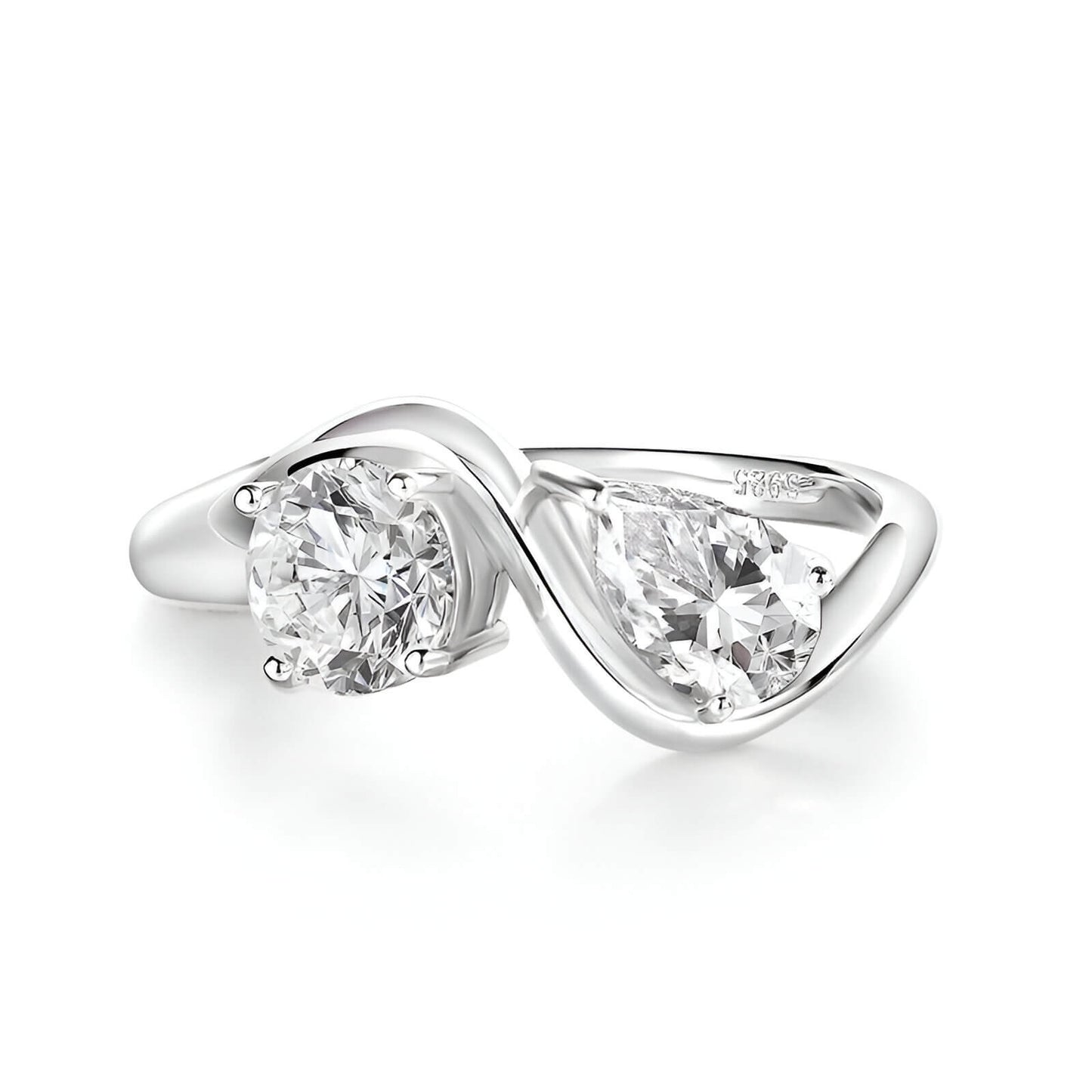 Bague ondulée paire de diamants à plat vue de face sur fond blanc.