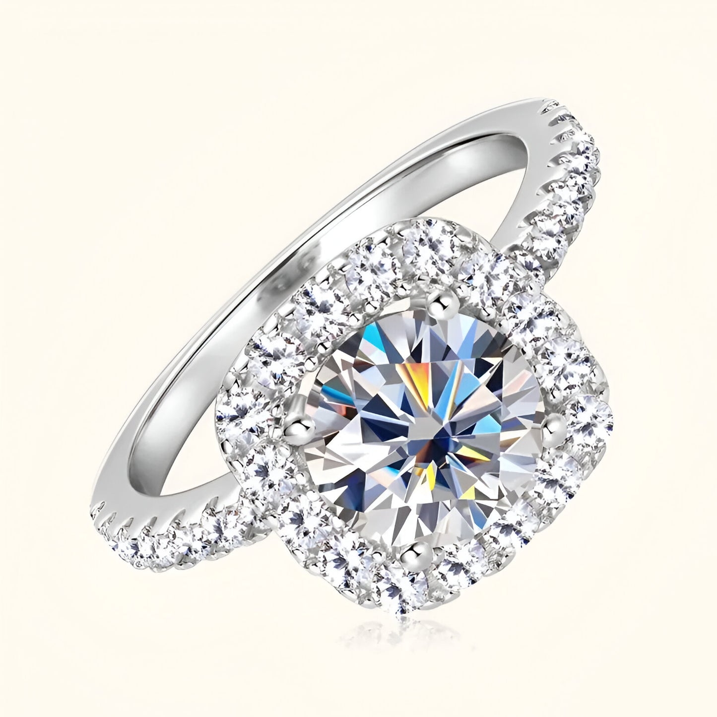 Bague solitaire halo pavé de diamants en argent positionnée en biais vue de face sur fond jaune clair.