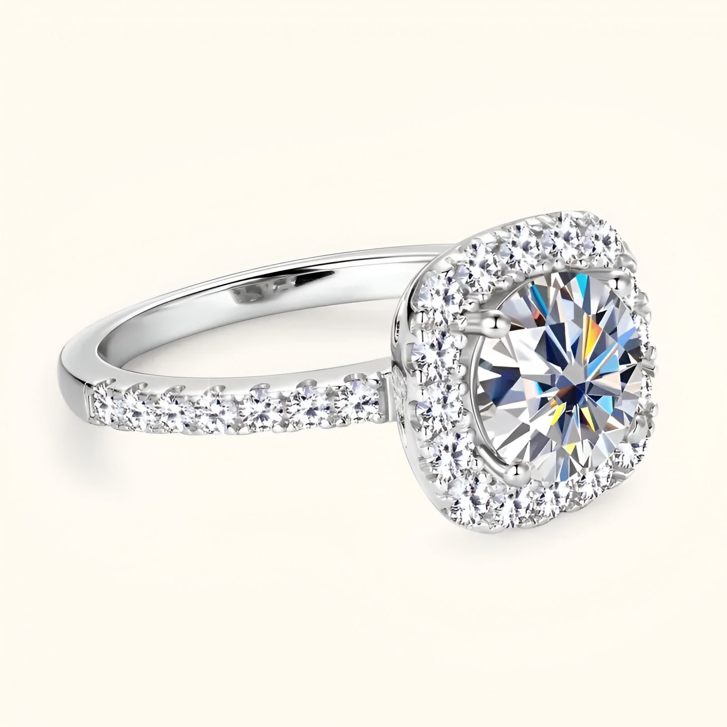 Bague solitaire halo pavé de diamants en argent à plat vue de côté sur fond jaune clair.