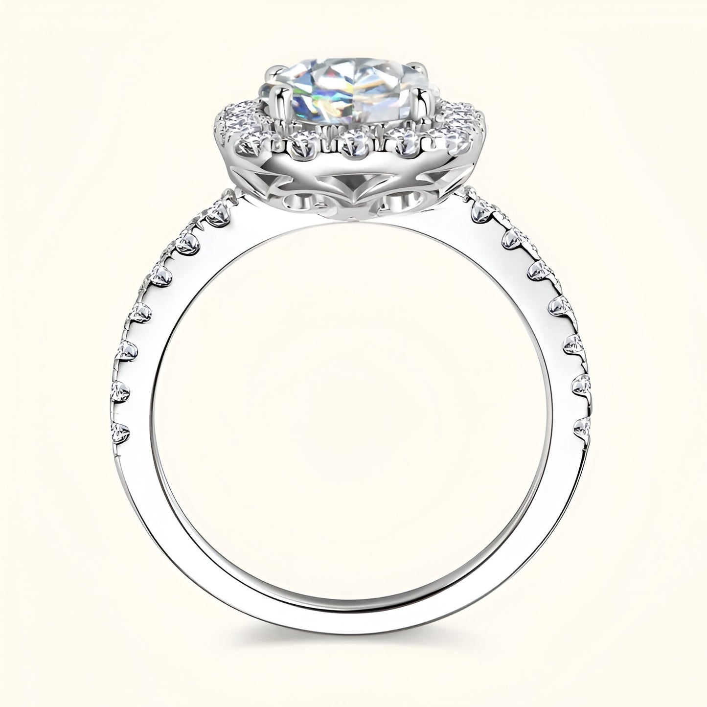 Bague solitaire halo pavé de diamants en argent vue latérale sur fond jaune clair.
