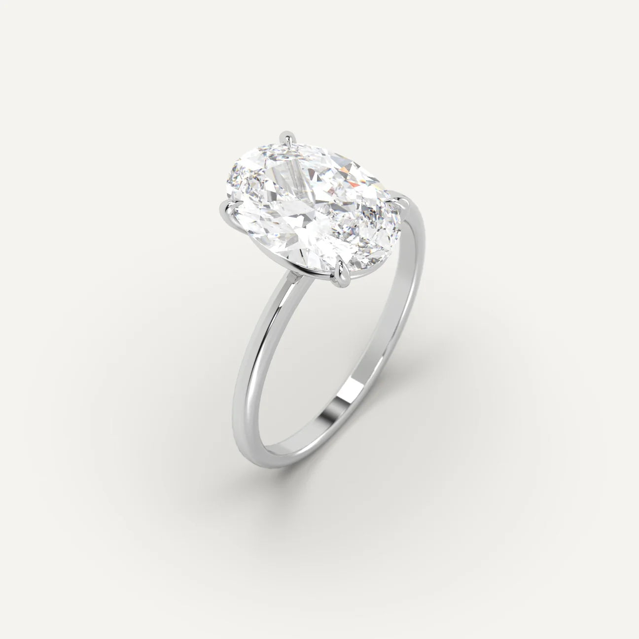 Bague solitaire serres d'aigle en argent debout vue de côté sur fond blanc cassé.