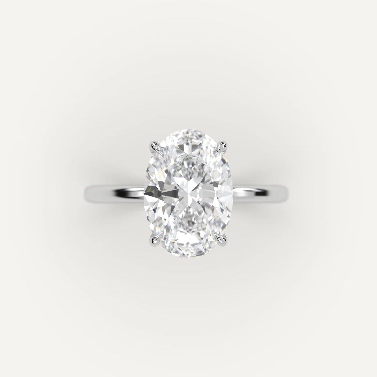 Bague solitaire Serres d'Aigle en argent à plat vue de face sur fond blanc cassé.