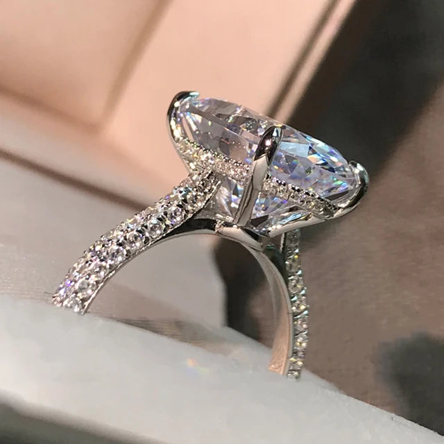 bague solitaire zircon ovale vue de côté.