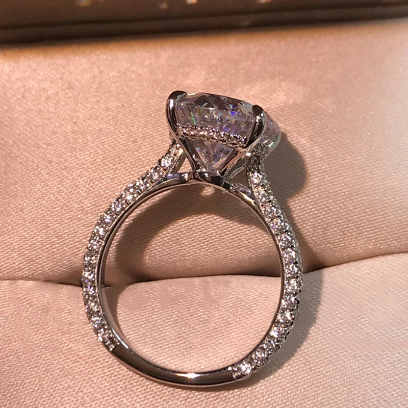 Bague solitaire zircon ovale à plat vue de dessus sur son écrin.