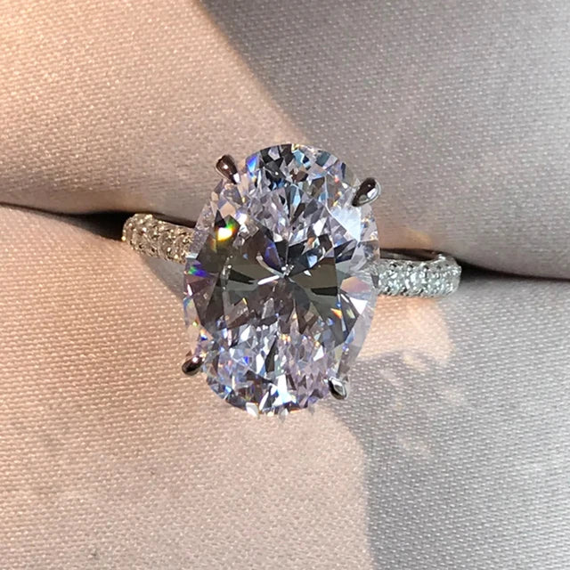 Bague solitaire zircon ovale vue du dessus rangée dans son écrin.