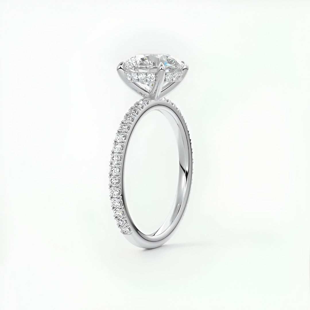Bague solitaire rhodiée diamant rond en argent debout vue de côté sur fond blanc.