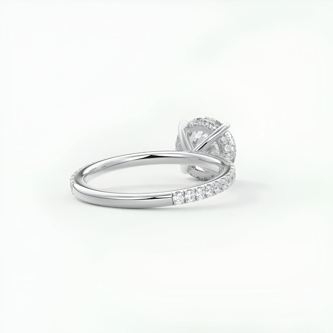 Bague solitaire rhodiée diamant rond en argent à plat vue de dos sur fond blanc.