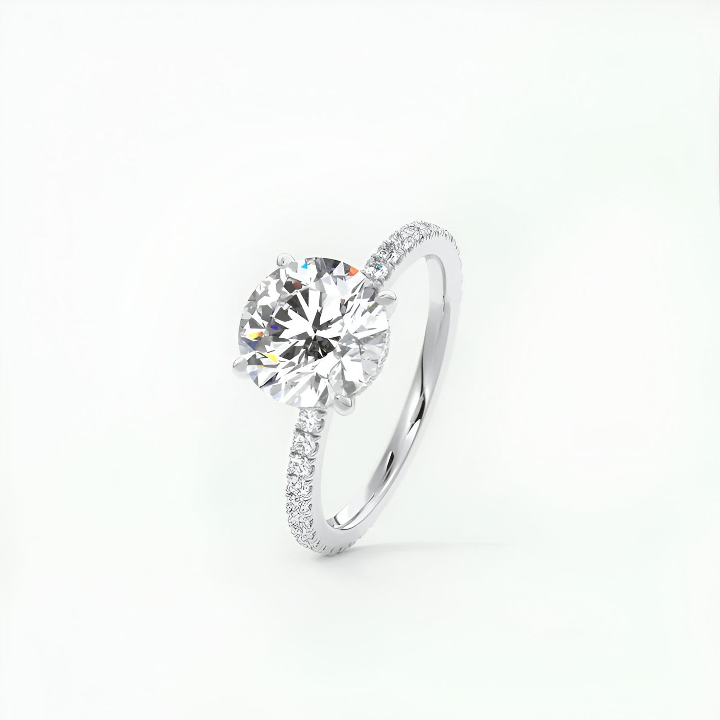 Bague solitaire rhodiée diamant rond en argent debout sur fond blanc.