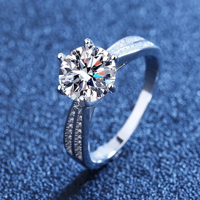 Vue détaillée de la pierre de la bague solitaire double anneau serti de diamants debout sur du granite bleu.