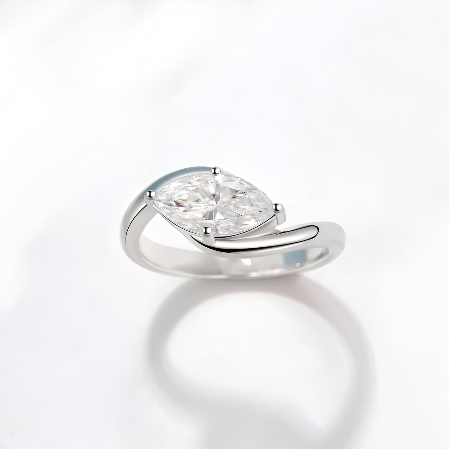 Bague diamant marquis solitaire vue de dessus sur fond blanc.