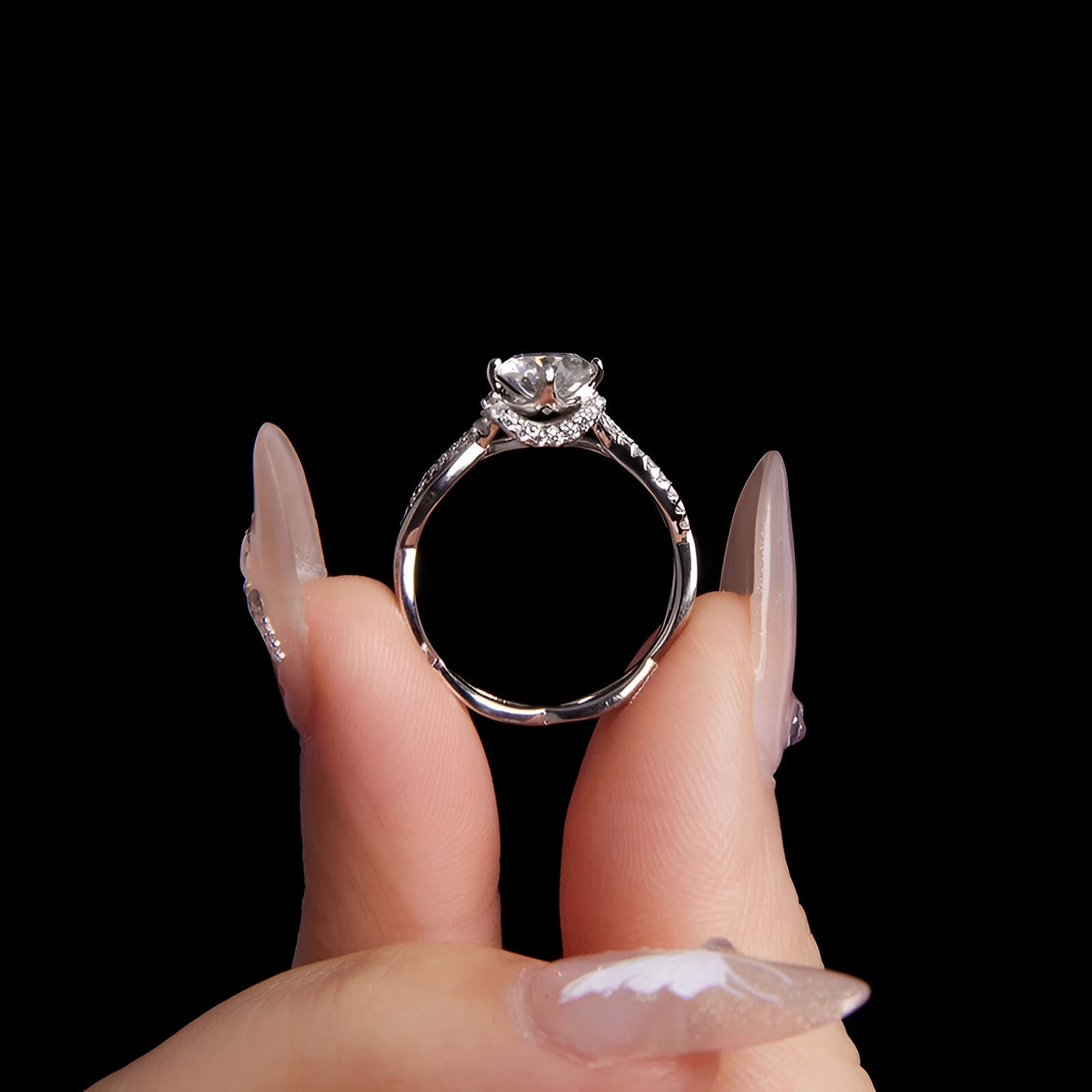 Doigt de femme montrant la bague solitaire ondulation de moissanite vue latérale.
