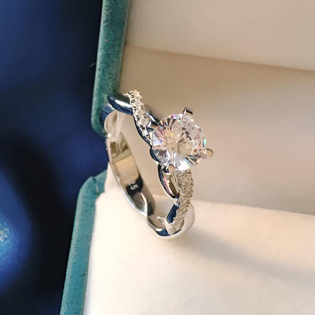 Bague solitaire tresse sertie de diamants debout vue de dessus dans un écrin.