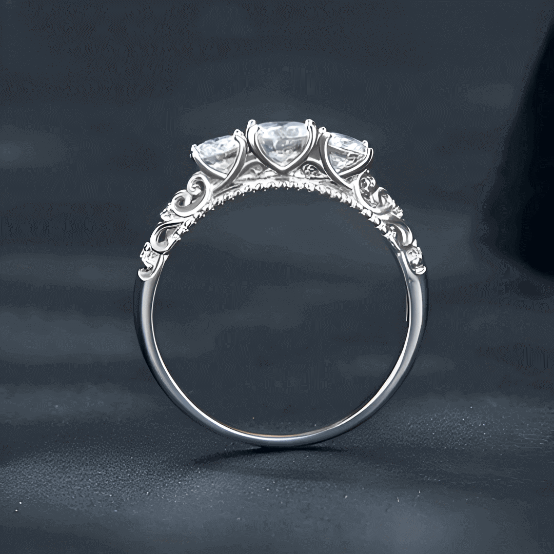 Bague trilogie triple diamants vue latérale sur surface noire.
